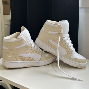 🔥HOT ITEM🔥 Puma Cream and White High-Top Sneakers